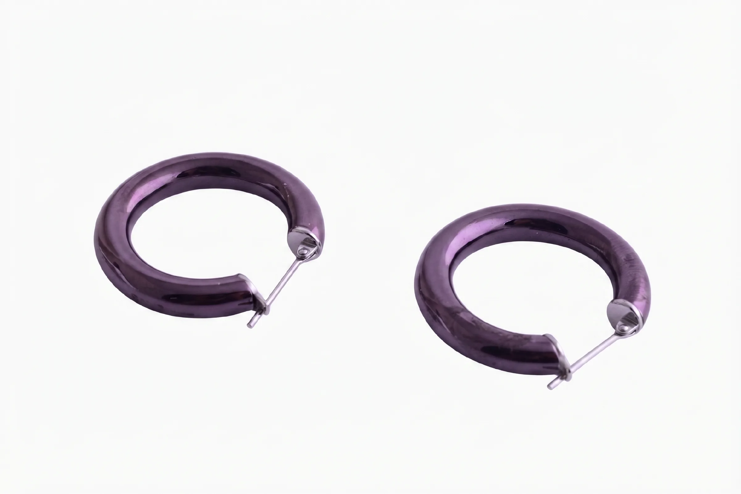 Стальные серьги Huggie с куполообразным фиолетовым узором